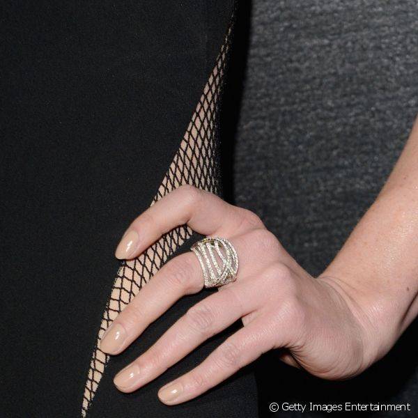 Assim como na make, a modelo Anne V combinou o preto do vestido com o nude das unhas para conseguir equilíbrio